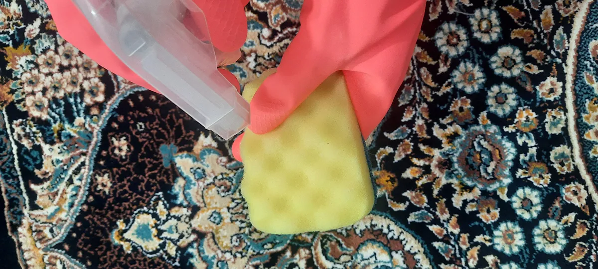 بهترین روشهای تمیز کردن لکه فرش 🧽 راهنمای کامل و واقعی 2 تمیز کردن لکه فرش