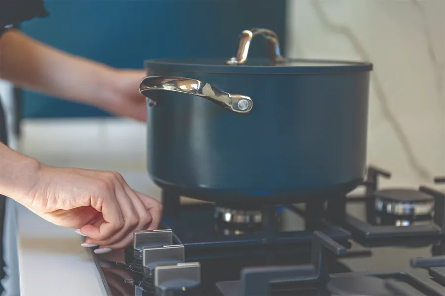 راهنمای انتخاب بهترین اجاق گاز آشپزخانه برای فضاهای کوچک🔥 1 ویژگیهای اجاق گاز مناسب فضای کوچک