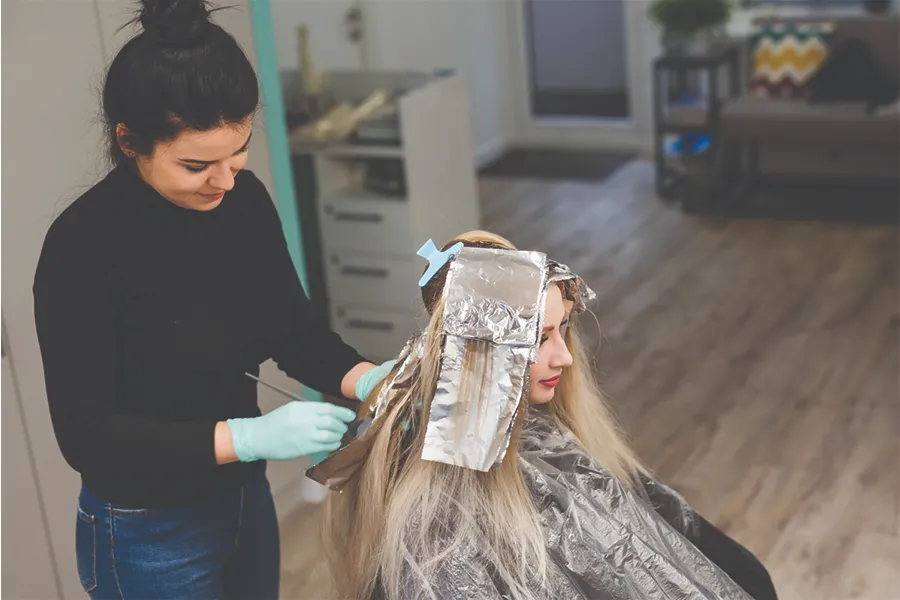 انتخاب رنگ مو مناسب پوست؛ راز چهرههای همیشه خوشتیپ در یک نگاه!💇♀️ 4 قبل از رنگ کردن کل مو، حتما امتحان کنید