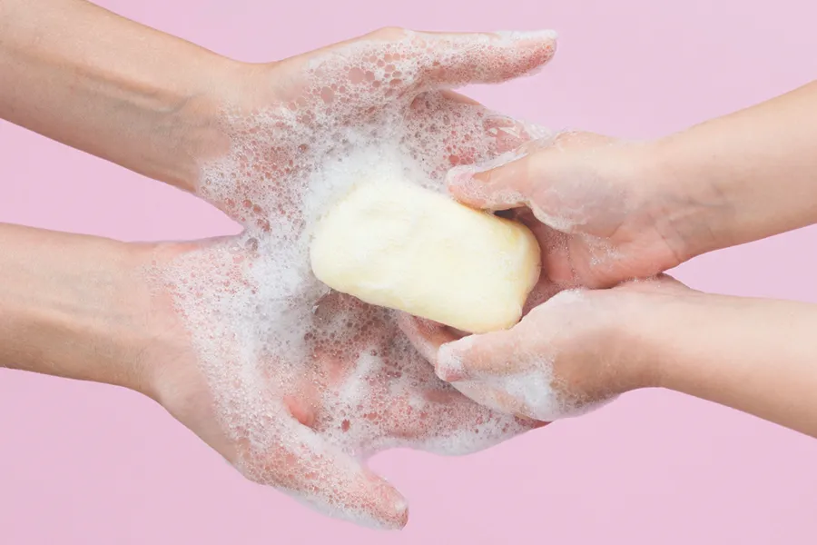 صابون گیاهی طبیعی ؛ یک انتخاب جادویی برای حفظ شادابی و جوانی پوست🧼🌿 1 تاثیر ضد التهاب صابون گیاهی طبیعی