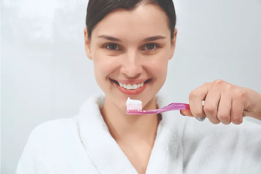 اهمیت استفاده روزانه از مسواک و نخ دندان