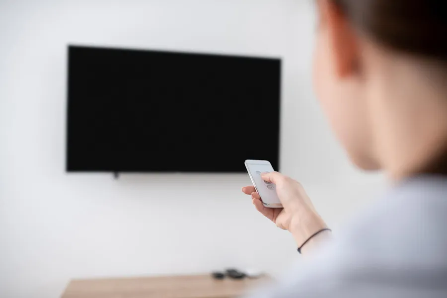 10 تا از اشتباهات رایج دکوراسیون خانه های ایرانی🏠 1 نصب نادرست تلویزیون و تابلوها