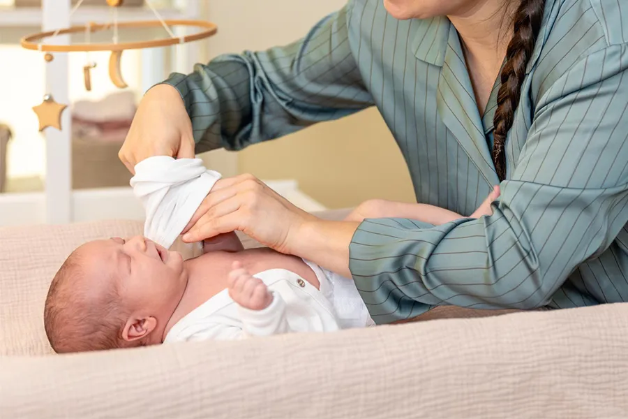 درمان کولیک نوزاد | راهنمای کامل برای آرامش نوزاد و والدین👶 3 درمان کولیک نوزاد یک ماهه؛ حساس ترین دوره