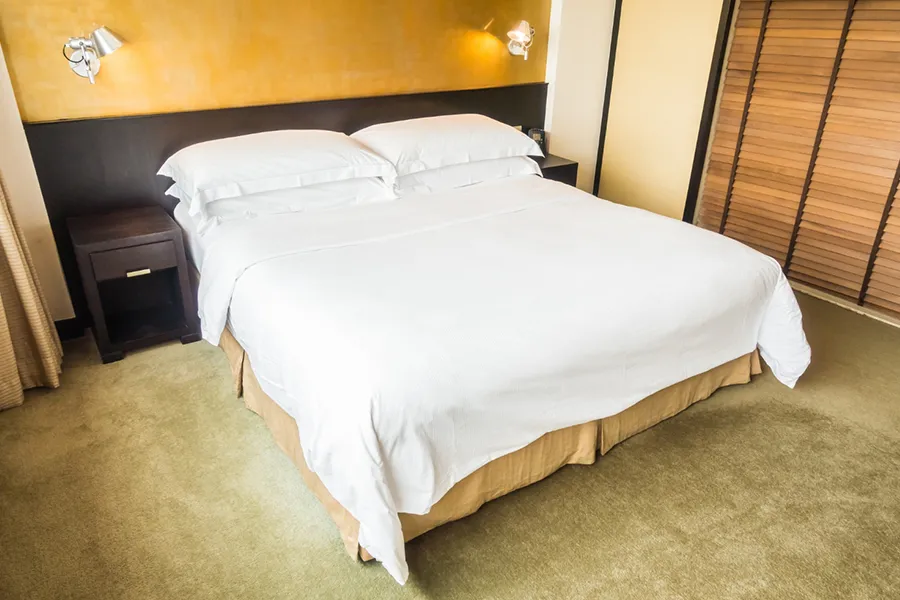 دکوراسیون اتاق خواب لوکس چه ویژگی هایی دارد؟🛏️ 9 ترفند 3 تخت خواب، نقطه مرکزی دکوراسیون