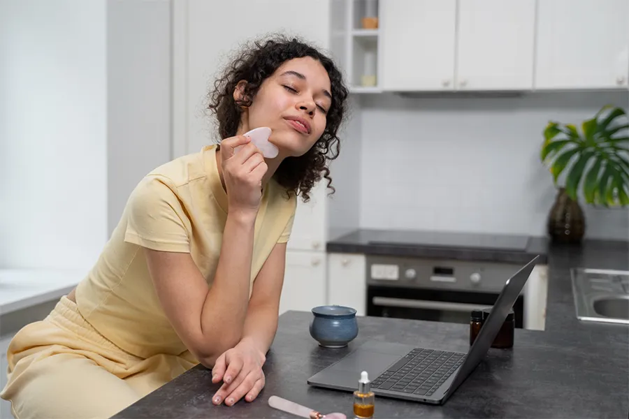 چطور به سبک سلبریتی ها یک روتین پوستی شب موثر بسازیم؟ 🌙 3 توصیه های حرفه ای برای بهترین روتین پوستی شب