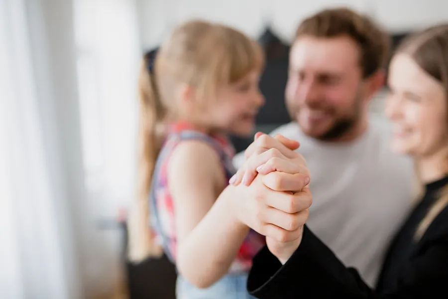 زندگی با خانواده همسر چه تجربهای برای زوجها دارد؟ 🤔💑 | 13 نکته کاربردی 3 نقش خانوادهها در حفظ آرامش زوجین