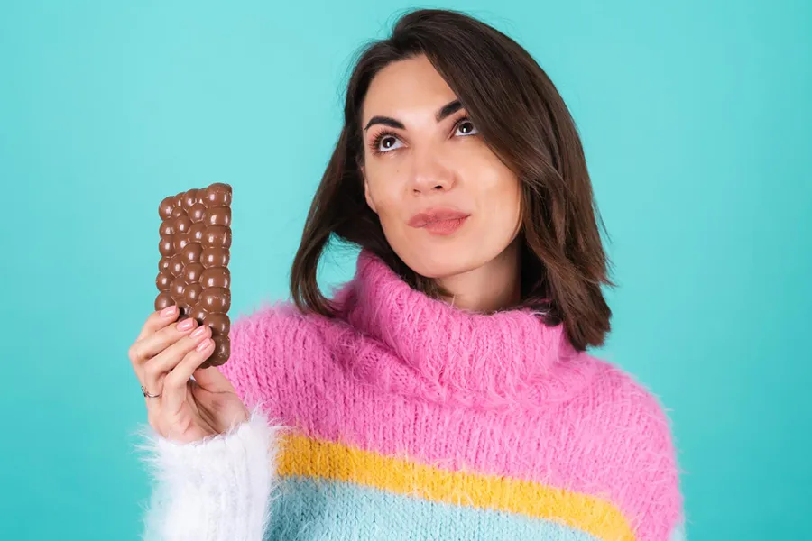 فواید شکلات تلخ؛ چرا هر روز باید بخوریم؟🍫 4 اثر مثبت شکلات تلخ بر عملکرد جنسی