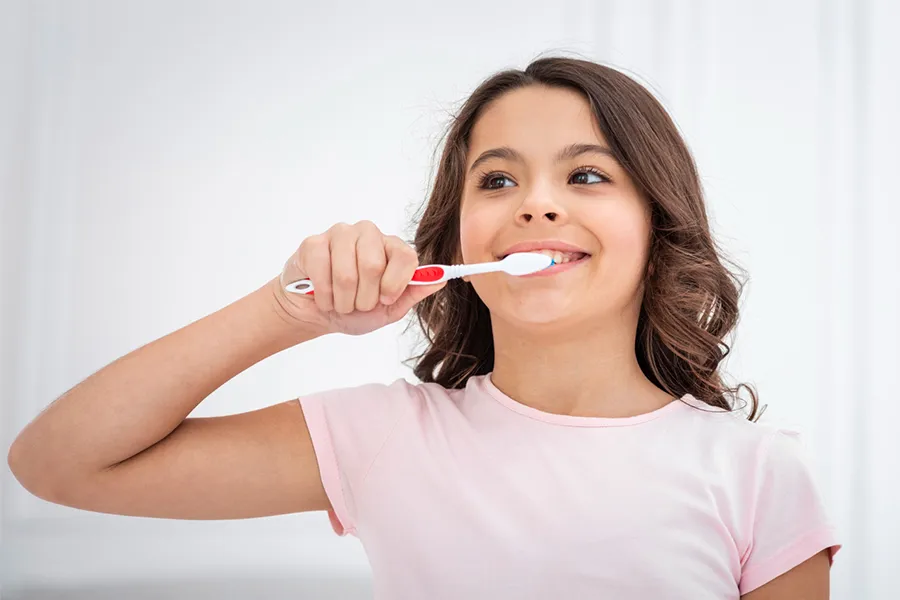 چطور مسواک زدن کودک را به یک عادت شیرین تبدیل کنیم؟👶🪥 2 مسواک زدن تمام سطوح دندان