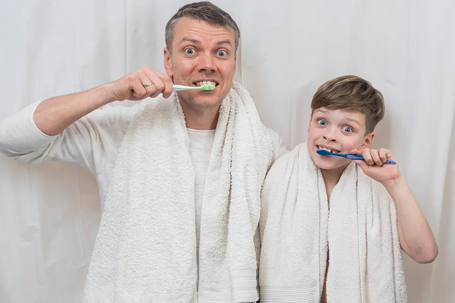 چطور مسواک زدن کودک را به یک عادت شیرین تبدیل کنیم؟👶🪥 4 نکات تکمیلی برای بهداشت دهان کودک