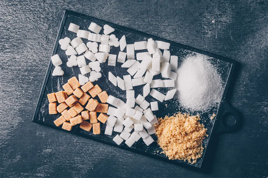 چطور مواد غذایی مضر برای پوست باعث کدر شدن چهره میشوند؟🚫🍔 1 شکر و قندهای پنهان