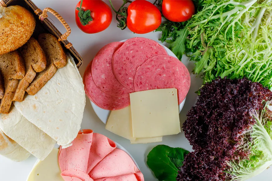 چطور مواد غذایی مضر برای پوست باعث کدر شدن چهره میشوند؟🚫🍔 5 گوشتهای فرآوریشده