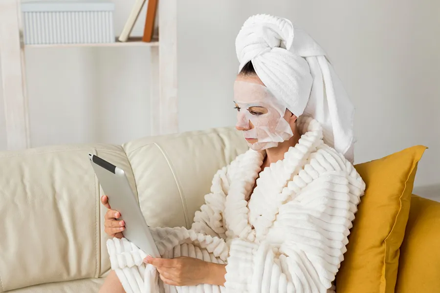 بهترین روشهای پاکسازی خانگی پوست با مواد طبیعی و ساده✨ 1 شروع پاکسازی: شستوشوی صورت و پاک کردن دو مرحلهای