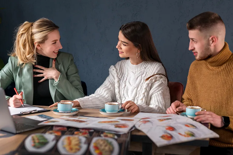 آداب معاشرت با دیگران مهارت ذاتی یا اکتسابی؟ 2 نقش انرژی مثبت در آداب معاشرت با دیگران